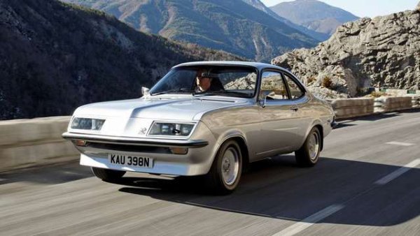 На автомобилното изложение в Ърлс Корт през 1973 г. Vauxhall най-накрая се справя с липсата на истинска производителност на флагмана в своята гама Viva HC, като представя вълнуващо ново купе Firenza, за да се конкурира с доминиращия на британския пазар Ford Capri и Escort.

Тази привлекателна нова Firenza съживява слабо продавания модел Firenza от 1971-73 г. (версия на купе с две врати на Viva HC) с добавката на отличителен наклонен конус на носа и скоро го наричат &bdquo;Droop Snoot&ldquo;. 
